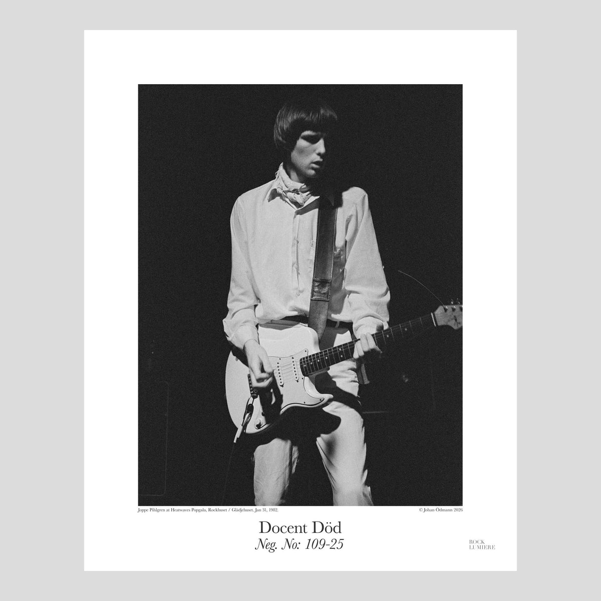 Joppe Pihlgren live on stage with Docent Död at Heatwaves Popgala, Rockhuset/ Glädjehuset, Stockholm, Sweden, Jan 31, 1982. Neg. No: 109-25. Photography by Johan Ödmann. 